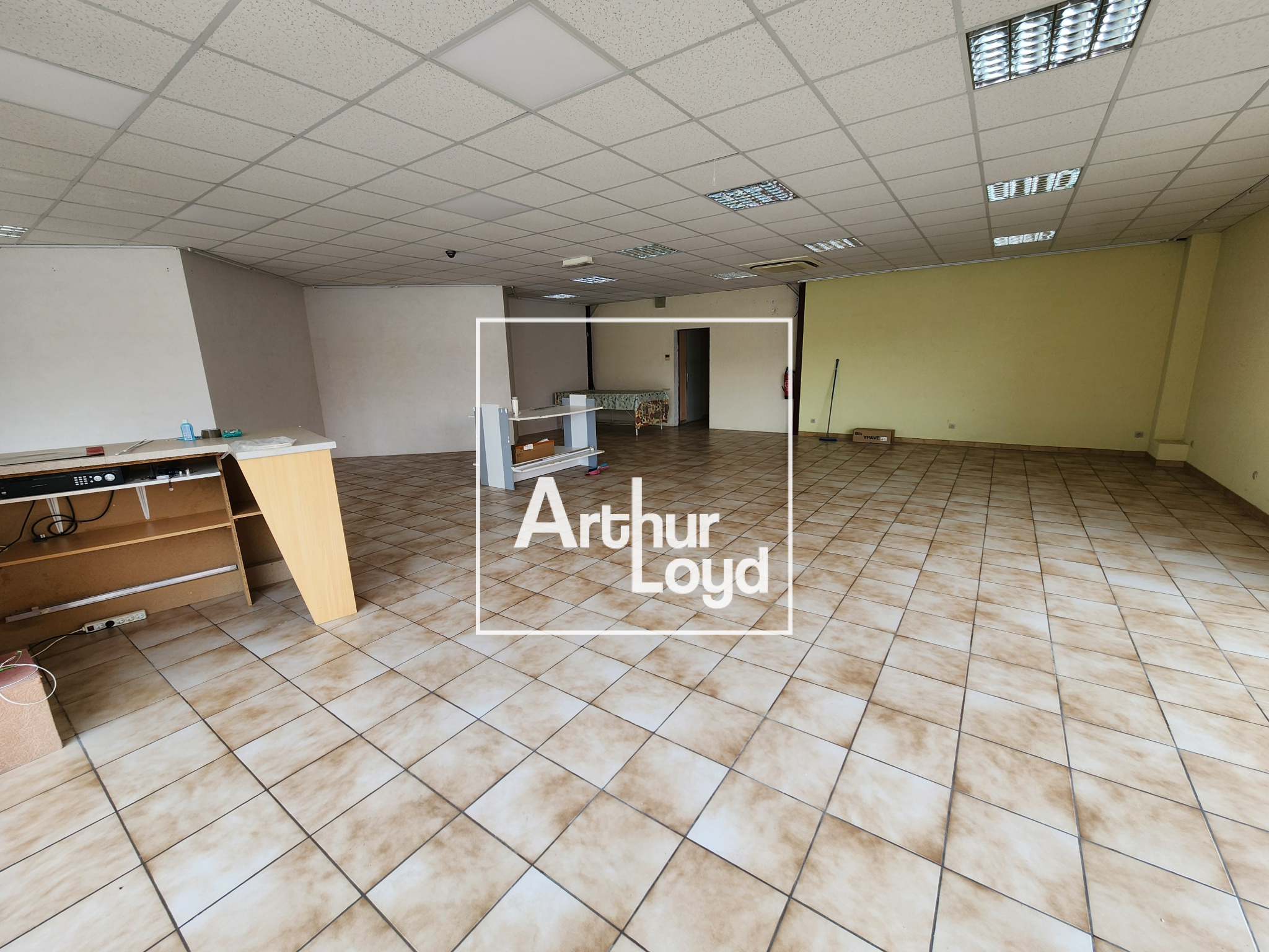 Local commercial de 125 m2 en RDC Belle visibilité Axe… — photo 3