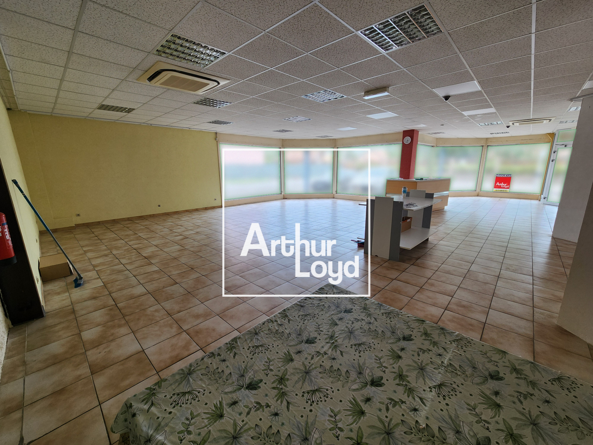 Local commercial de 125 m2 en RDC Belle visibilité Axe… — photo 2